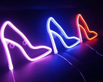 Neon LED Różowe szpilki na ścianę – 26 × 18 cm, USB/baterie – zdjęcie produktu