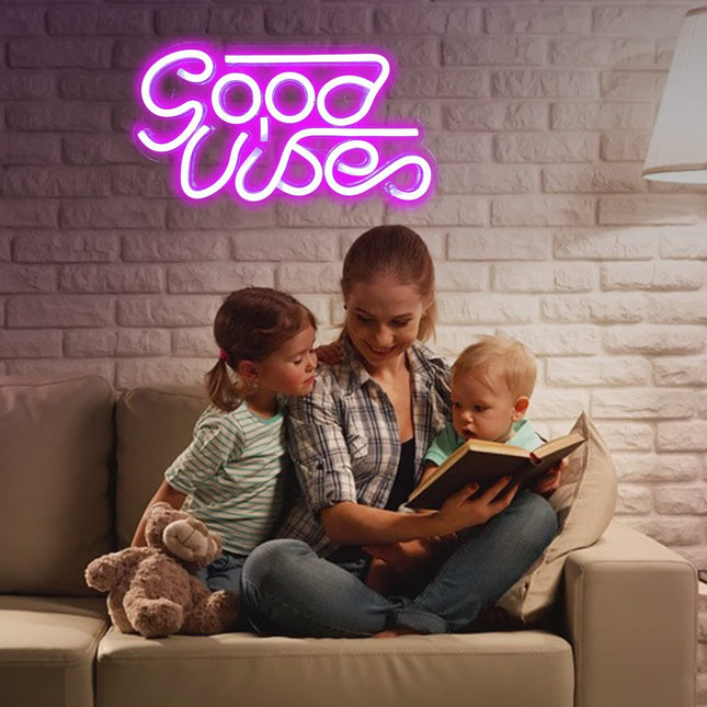 Neon LED Good Vibes – różowy na ścianę – 35 × 18 cm, USB – zdjęcie produktu