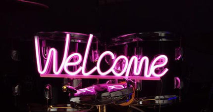 Neon LED Welcome – różowy na ścianę – 42 × 19 cm, USB/baterie – zdjęcie produktu