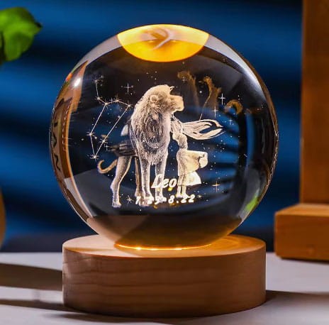Lampka kryształowa 3D Znak zodiaku Lew – kula LED z drewnianą podstawą – zdjęcie produktu