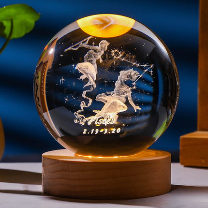 Lampka kryształowa 3D Znak zodiaku Ryby – kula LED z drewnianą podstawą – zdjęcie produktu