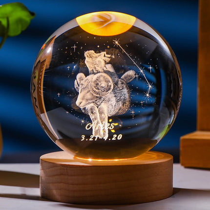 Lampka kryształowa 3D Znak zodiaku Baran – kula LED z drewnianą podstawą – zdjęcie produktu