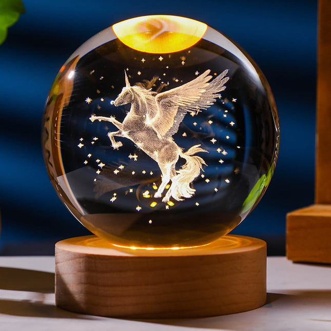 Lampka kryształowa 3D Pegaz – kula LED z drewnianą podstawą – zdjęcie produktu