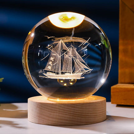 Lampka kryształowa 3D Żaglowiec – kula LED z drewnianą podstawą – zdjęcie produktu