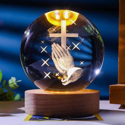 Lampka kryształowa 3D Krzyż – kula LED z drewnianą podstawą – zdjęcie produktu