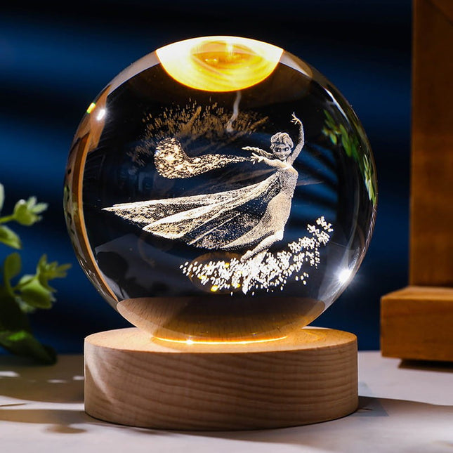 Lampka kryształowa 3D Elsa – kula LED z drewnianą podstawą – zdjęcie produktu