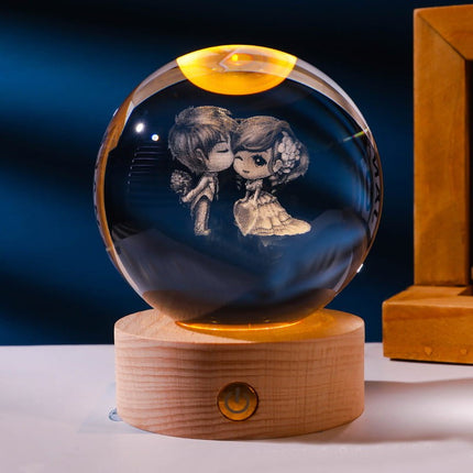 Lampka kryształowa 3D LOVE – kula LED z drewnianą podstawą – zdjęcie produktu