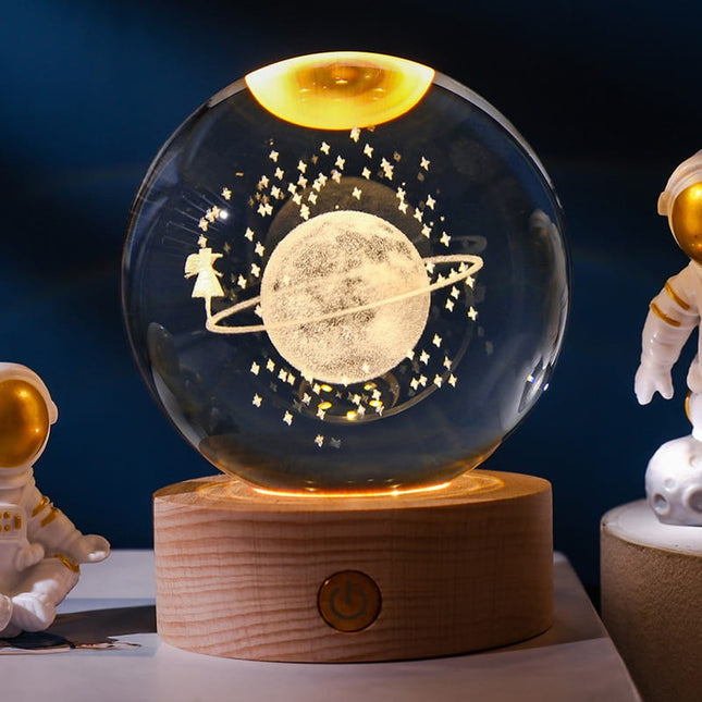 Lampka kryształowa 3D Spacer kosmiczny – kula LED z drewnianą podstawą – zdjęcie produktu