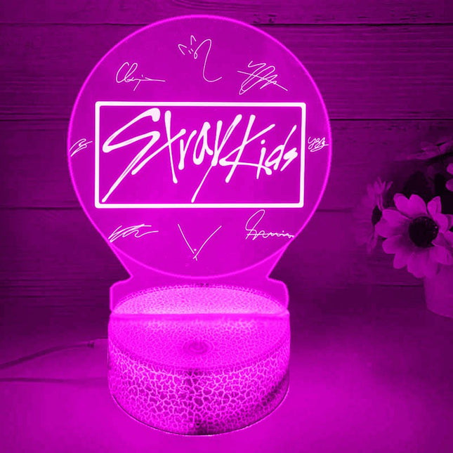 Lampka nocna LED 3D Stray Kids – pilot, 16 kolorów, USB – zdjęcie produktu