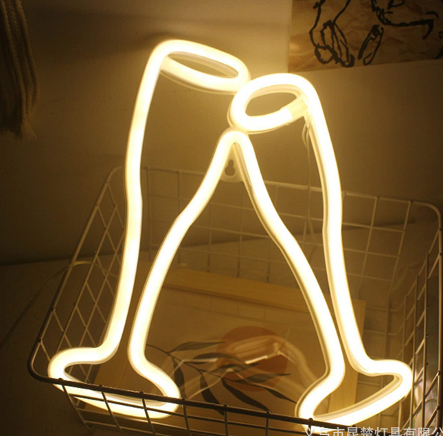 Neon LED Brzęczące szklanki na ścianę – 30 × 20 cm, USB/baterie